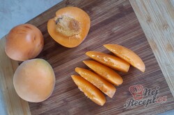 Příprava receptu Jemný ovocný skvost s meruňkami, který za 40 minut provoní kuchyň, krok 2
