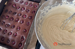 Příprava receptu Koláč, který pobláznil internet - dvoubarevné višňové kostky s vanilkovým krémem, krok 3