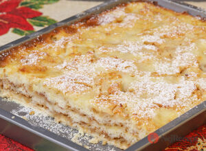 Recept Jednoduchý sypaný jablečný koláč s názvem "tři hrnky", který máte připraven za pár minut.