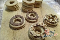 Příprava receptu Nugátové kroužky máčené v čokoládě, krok 3