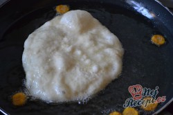 Příprava receptu Mňamkové langoše se strouhaným sýrem, krok 6