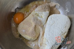 Příprava receptu Tvarohové kuličky plněné s meruňkami, krok 1
