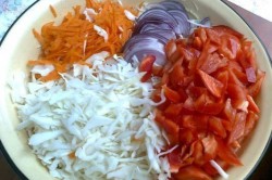 Příprava receptu Zelný salát s paprikou, cibulí a mrkví, krok 1