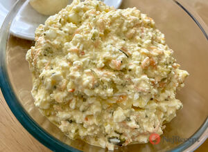 Recept na falešnou tresku. Výborný tvarohový salát, který chutí připomíná populární tresku v majonéze.