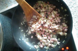 Příprava receptu Těstoviny s balkánským sýrem a slaninou, krok 3