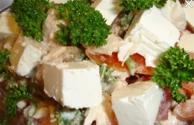 Recept Salát s kuřecím masem a balkánským sýrem