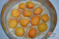 Příprava receptu Obrácený špaldový koláč s meruňkami a vaječným likérem, krok 3